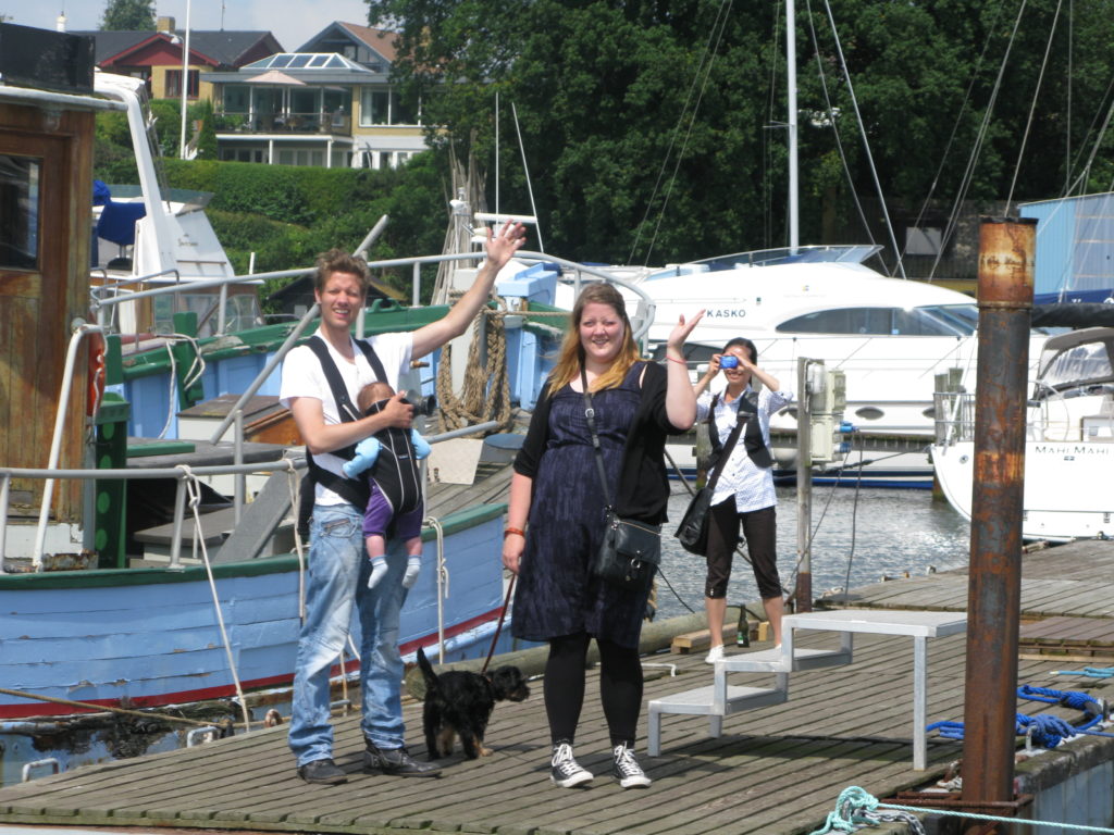 Familie vinker farvel til Ronja