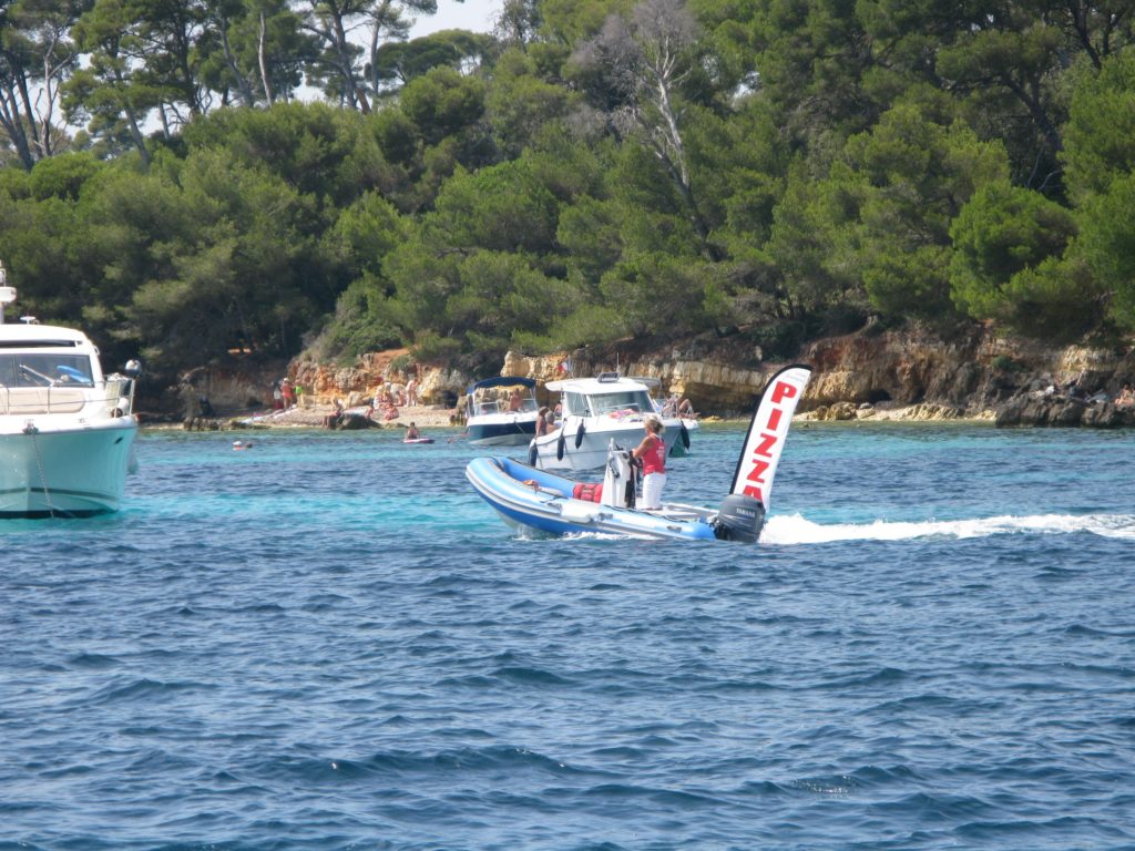 Pizza boat anchorage Îles de Lérins