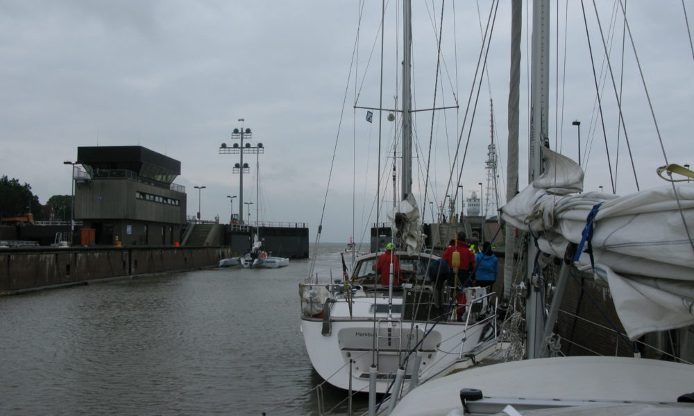 We sail gently out into the Elbe estuary, now we really are on our way out into the world