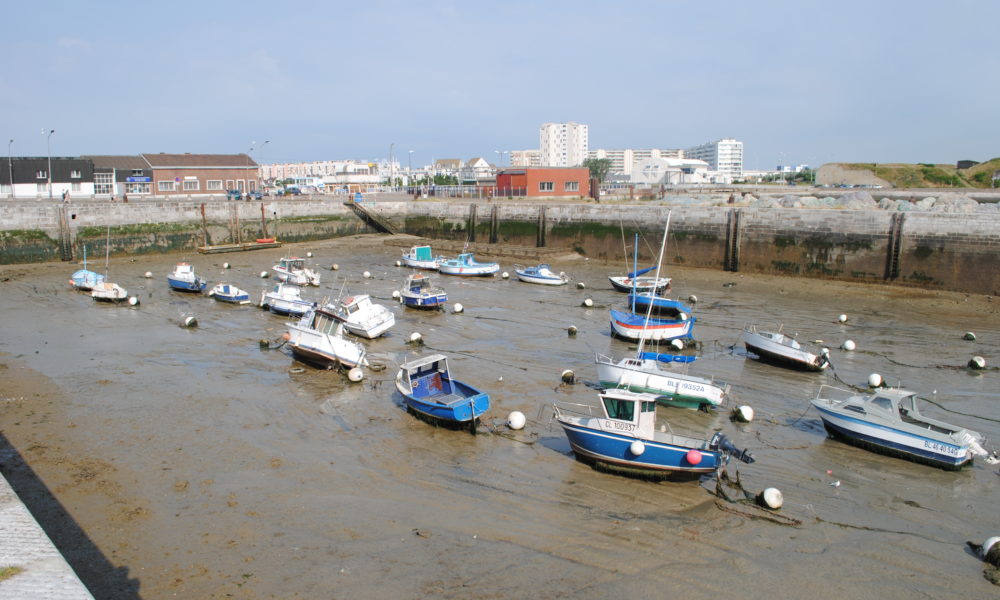 The boats in the neighbouring basin are on the bottom of a dried-up pool! Talk about tides